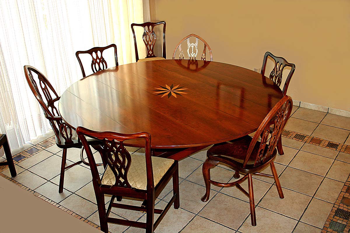 Circular Traditional English Handmade Tripod Dining Table