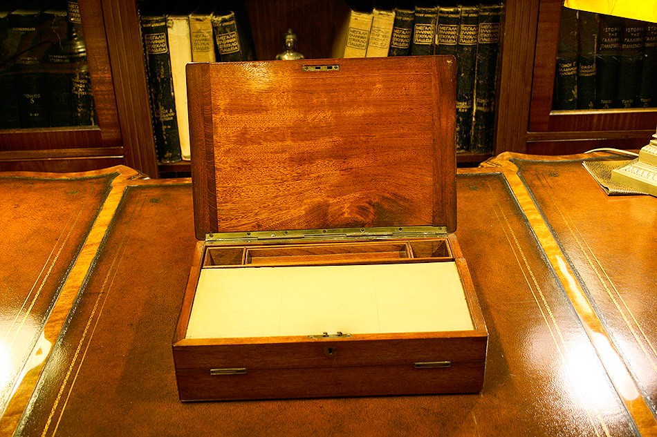 Mahogany Vintage Desk Tidy with Blank Brass Cartouche