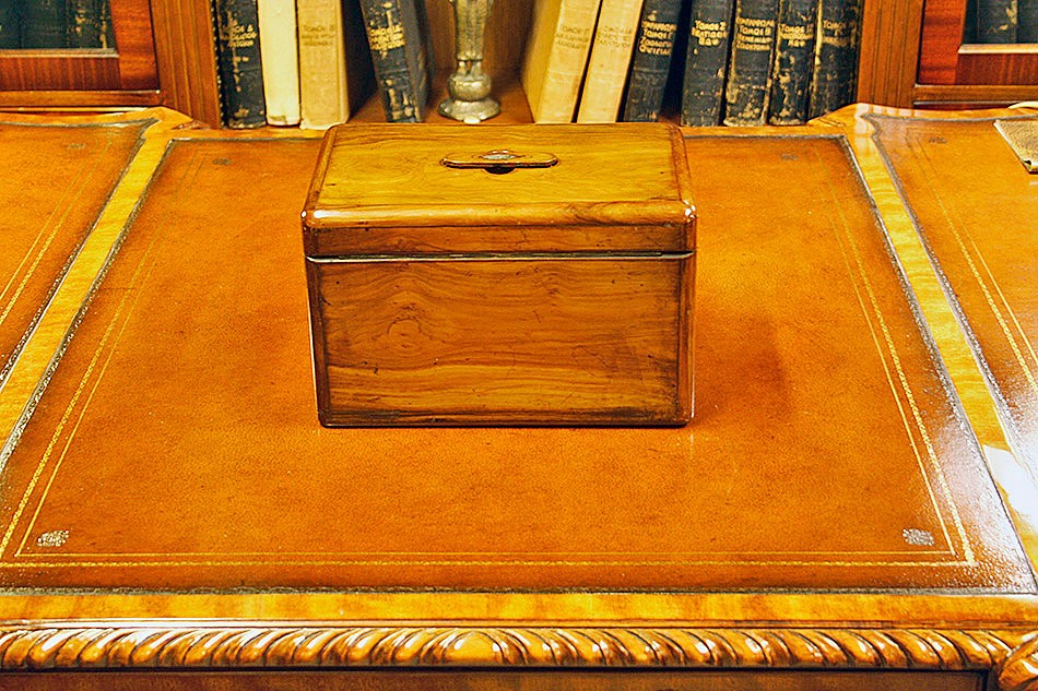 Vintage Yew Wood Victorian Cigar Box