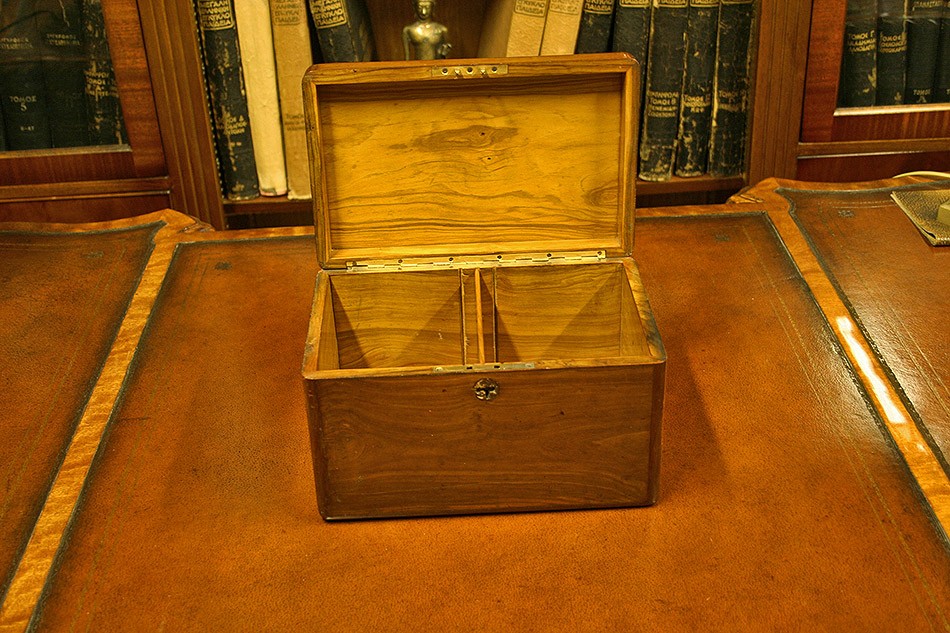 Vintage Yew Wood Victorian Cigar Box